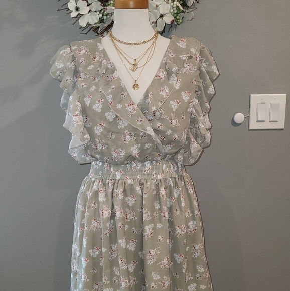 Flirty floral dress with sexy cut-out back